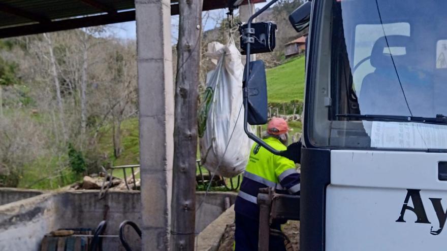 Un operario municipal recoge plásticos en los pueblos del concejo de Salas