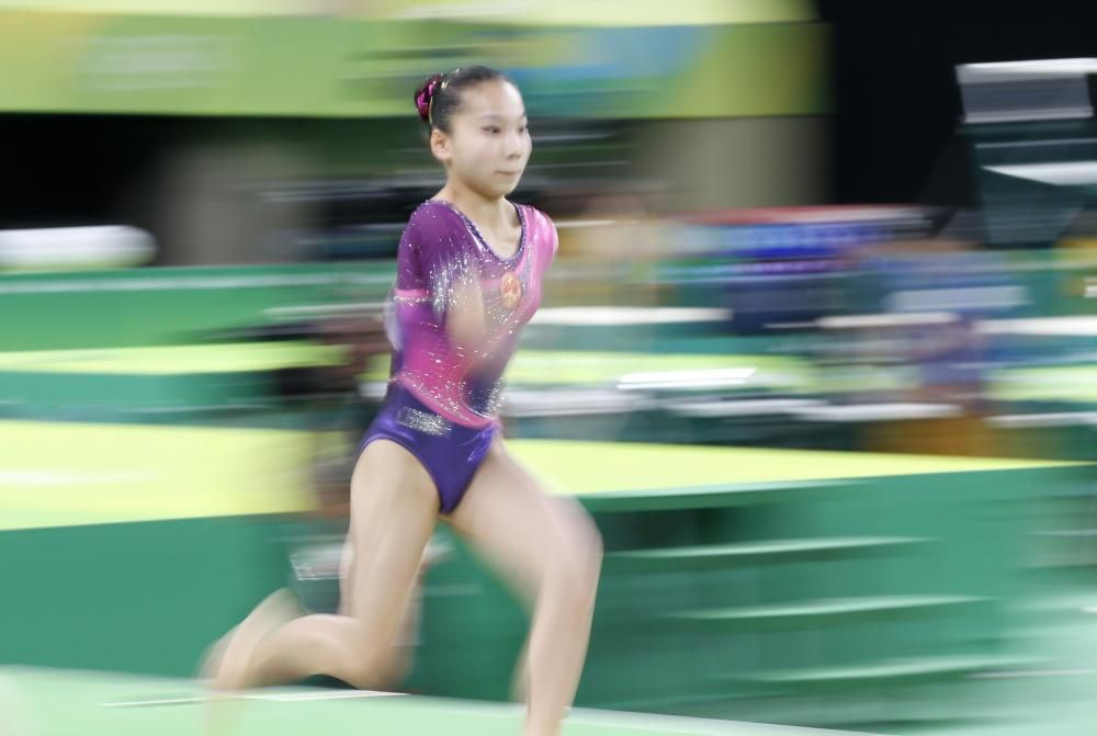 Yan Wang de China corre en la final de salto.