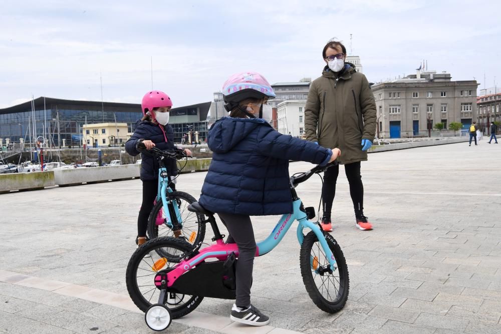 Primera salida de los niños a la calle en Coruña