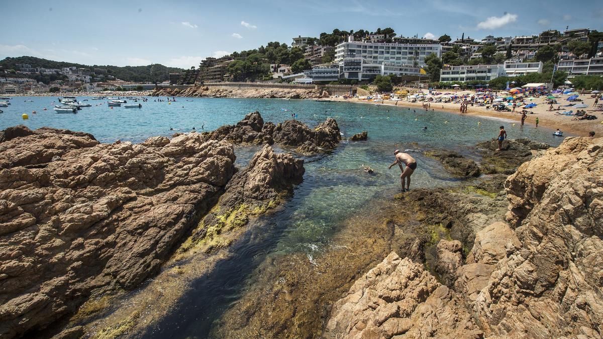 Archivo. Playa de la Mar Menuda en Tossa de Mar (Girona)