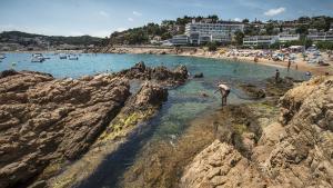 Archivo. Playa de la Mar Menuda en Tossa de Mar (Girona)