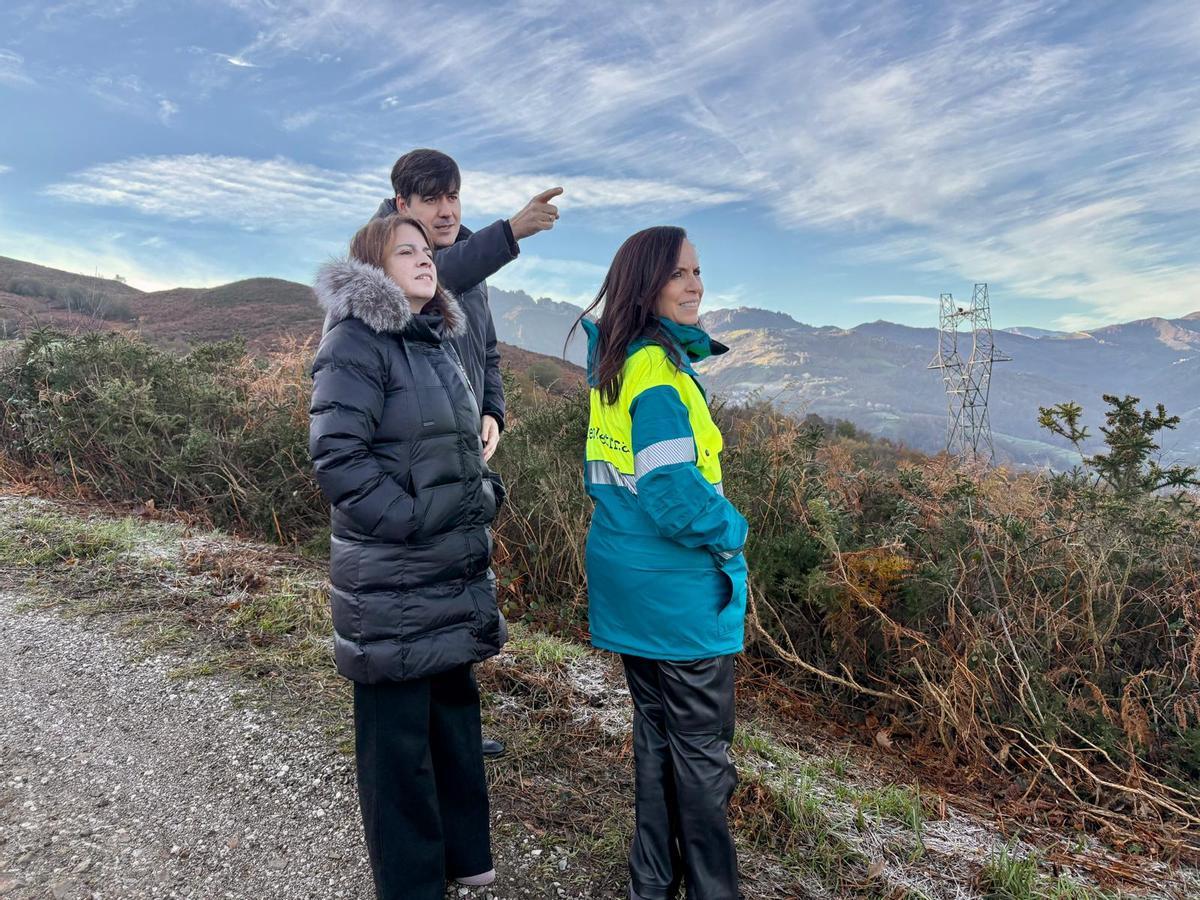 Beatriz Corredor, a la derecha, con Adriana Lastra y Borja Sanchez en el desmantelamiento de las torres de la línea de alta tensión Lada-Velilla
