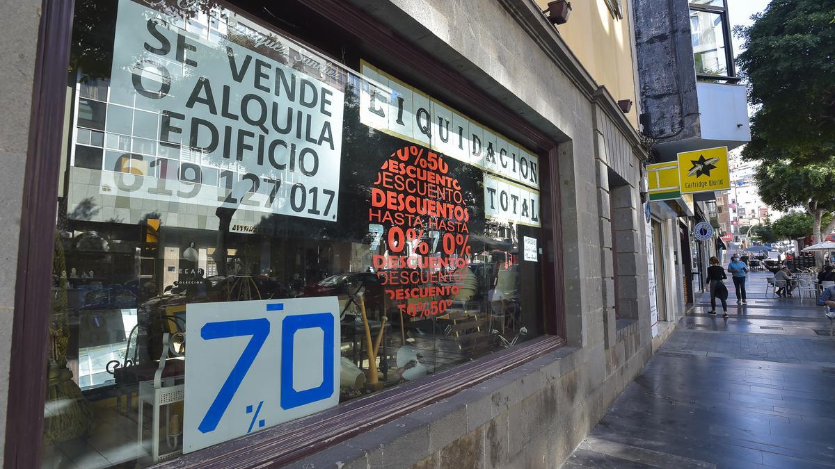 Un gran cartel anuncia la inminente liquidación de un negocio.