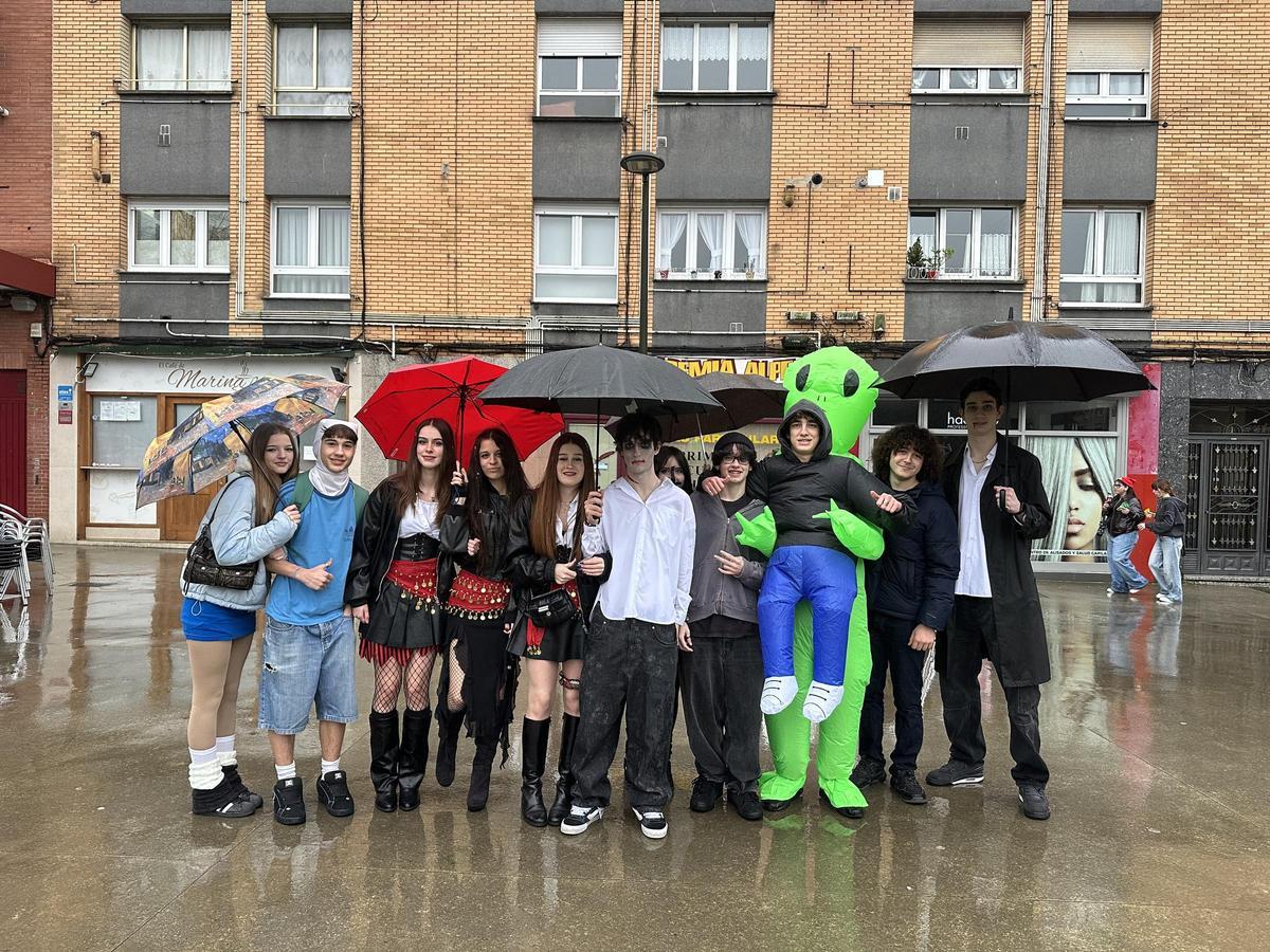 El Llano vive un Antroxu entre disfraces variopintos, escaparates coloridos y muchas ganas de mantener la ilusión