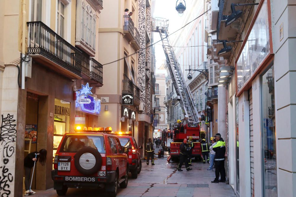 Un incendio afecta a un almacén en la calle Nueva