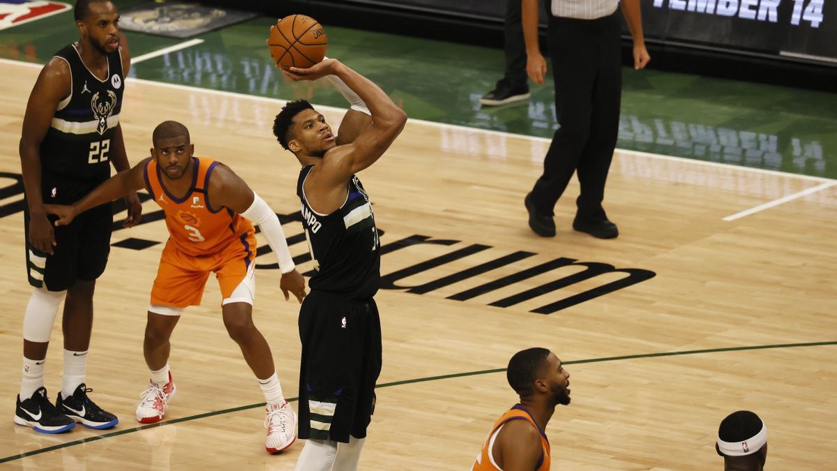 Giannis Antetokounmpo lanza a canasta.