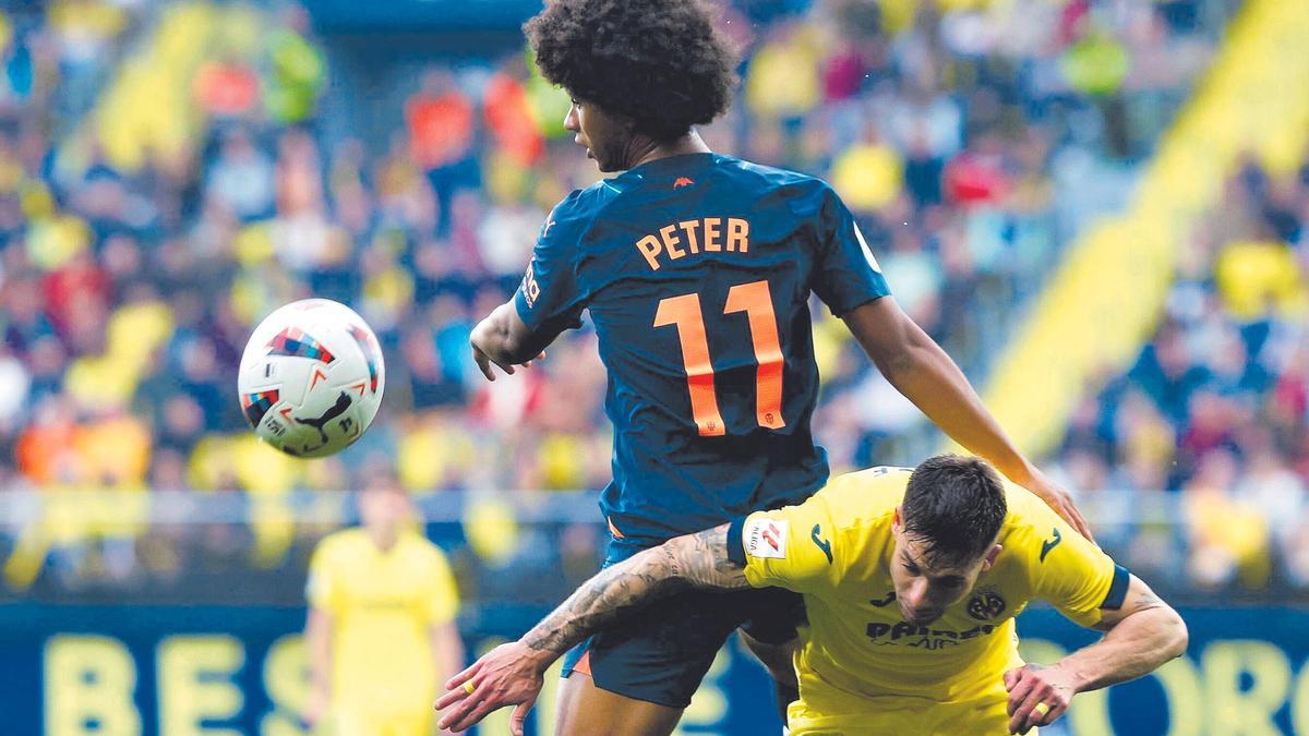 Peter Federico, único fichaje en el mercado de invierno, intenta cabecear en el partido del Valencia en Vila-real