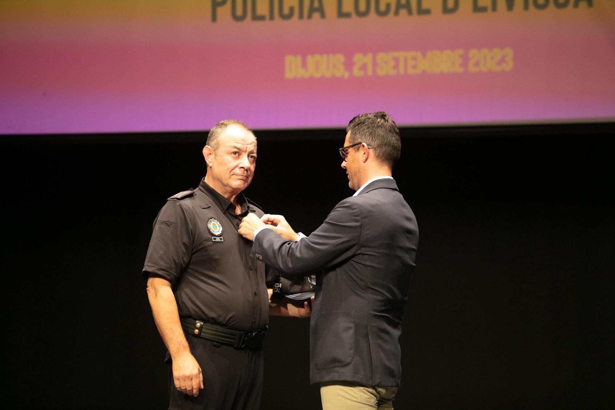 Mira aquí todas las fotos del acto de reconocimiento de 30 años de servicio a 30 policías de Ibiza