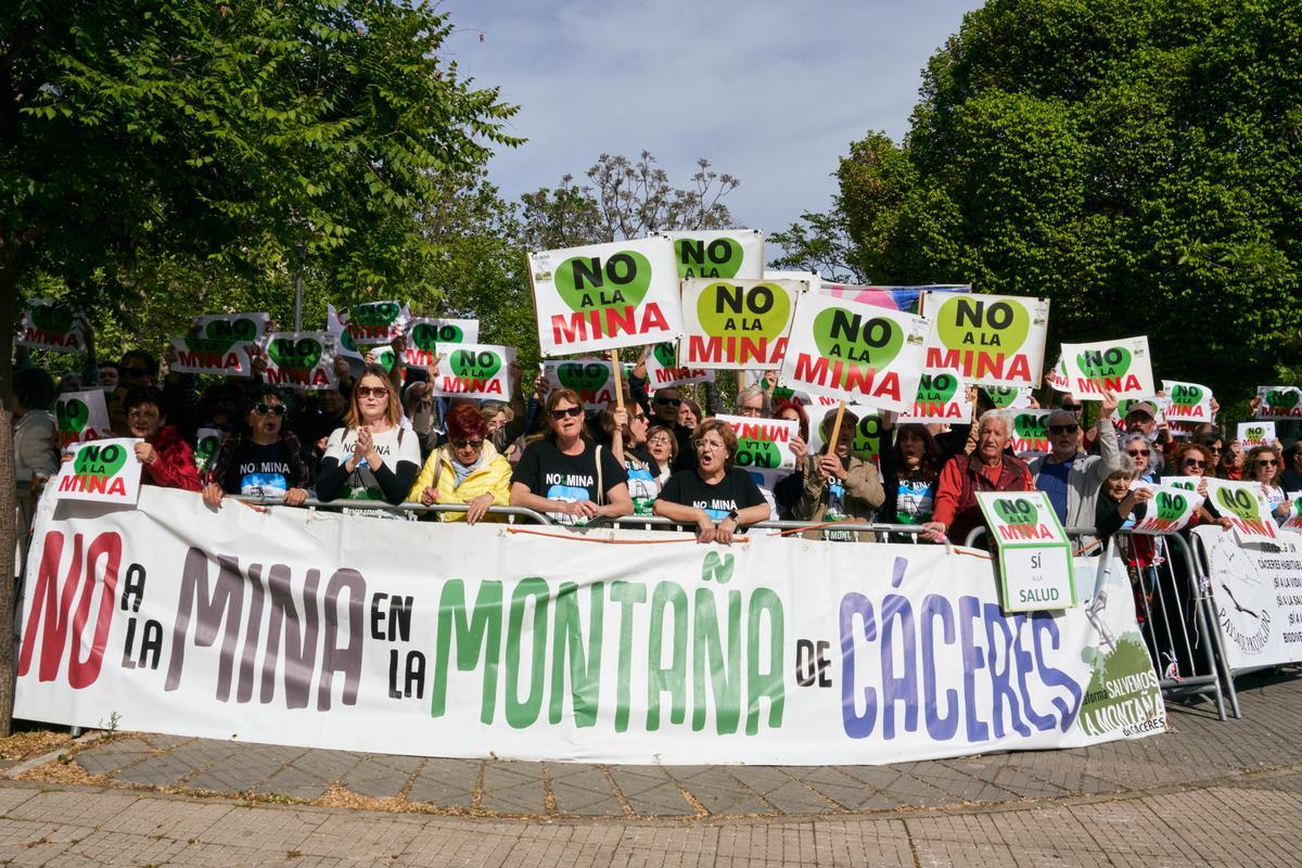 Manifestantes contra la mina, este jueves, enfrente del auditorio.