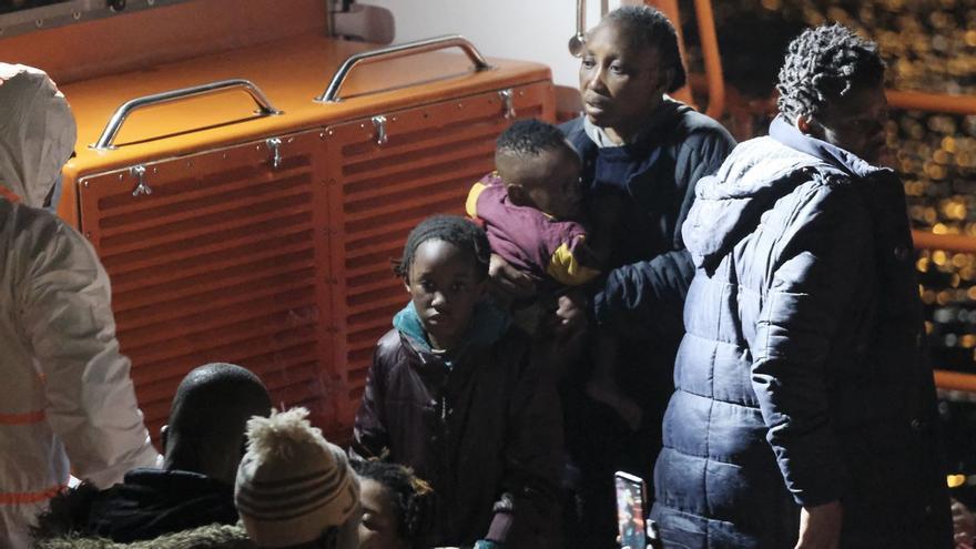 Rescatan a 52 migrantes que viajaban en una patera en Gran Canaria