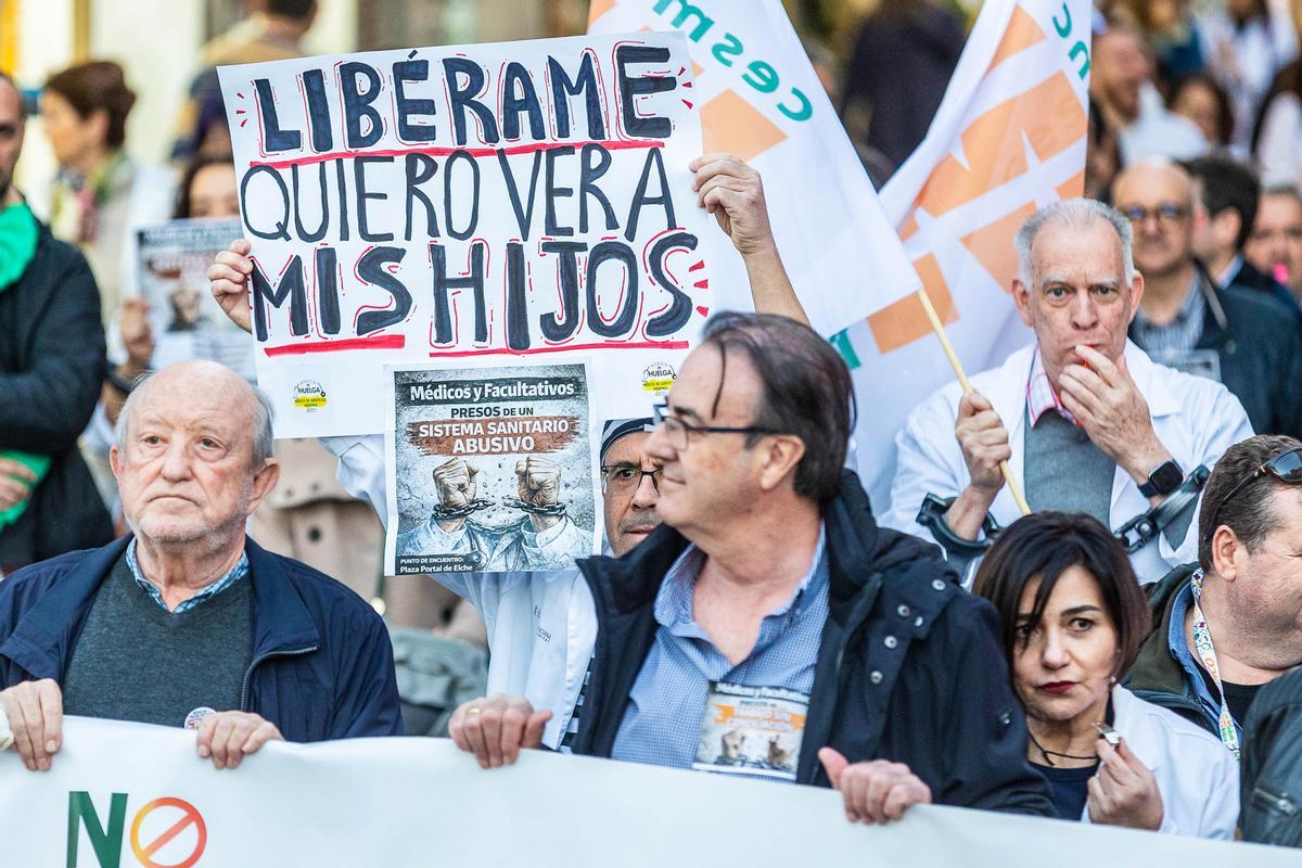 Los médicos toman el centro de Alicante Los médicos toman el centro de Alicante