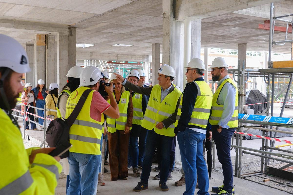 El conselleiro de Educación, Román Rodríguez, visita las obras del nuevo CEIP de O Milladoiro