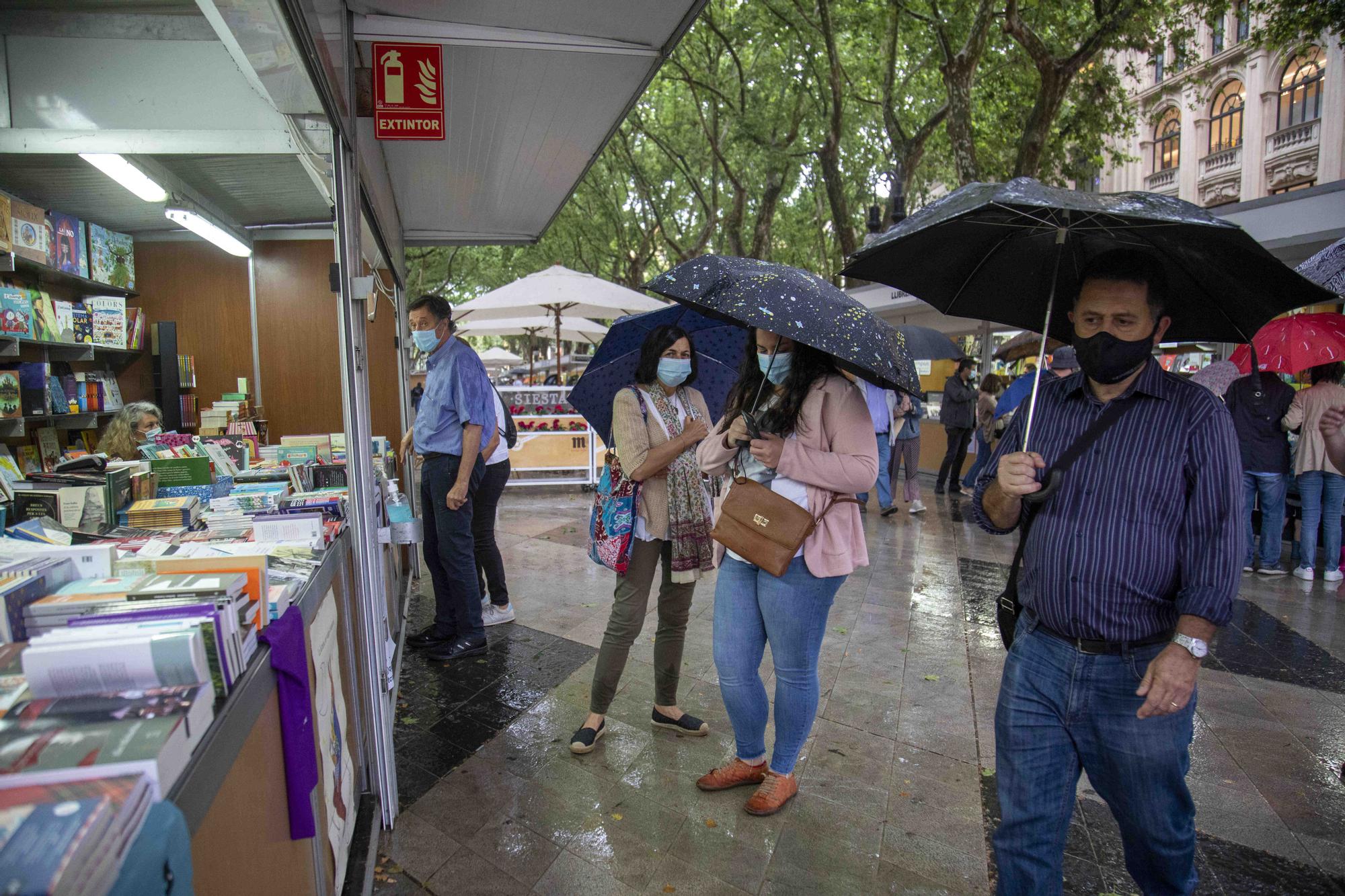 Los libros ganan a la lluvia en la feria del paseo del Born