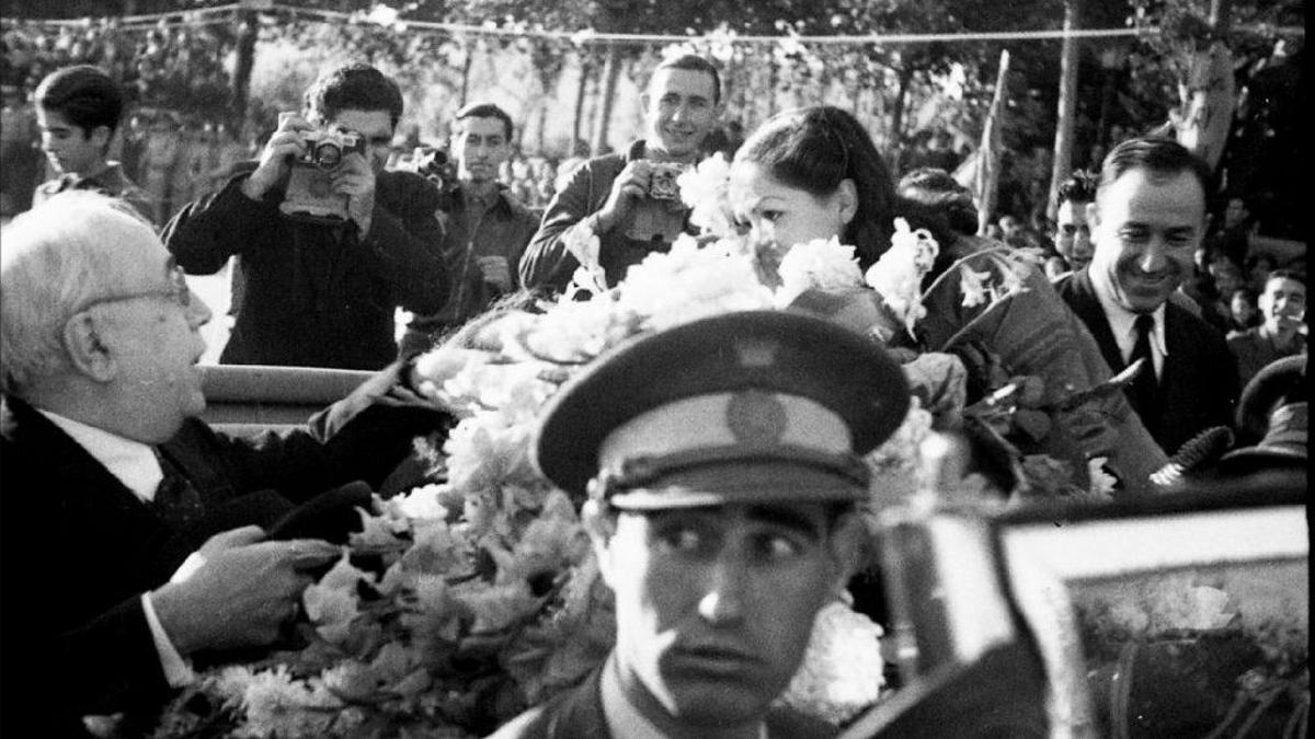 Fotografía inédita de Agustí Centelles, tomada el 28 de octubre de 1938 durante la despedida en Barcelona a las Brigadas Internacionales, en las que aparece cámara en mano Robert Capa tras el jefe de gobierno Juan Negrín. 