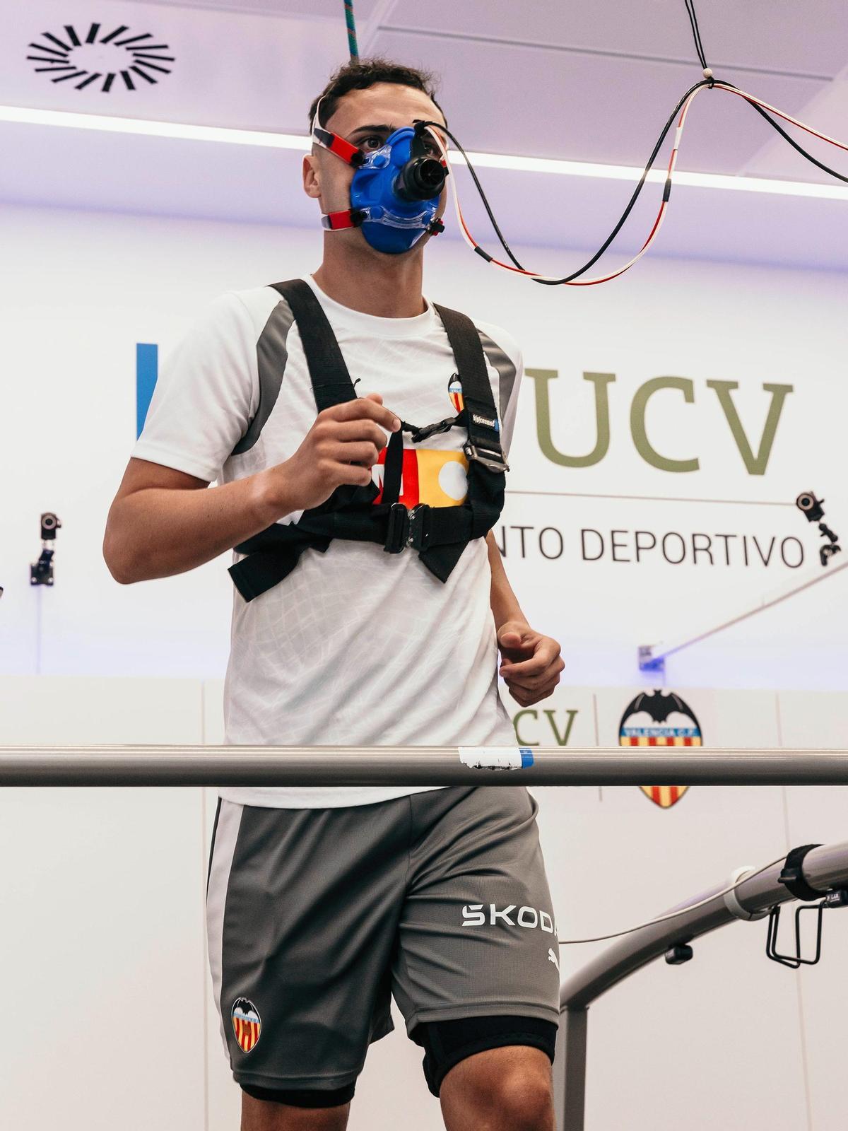 Arnau en otra de las pruebas médicas realizadas