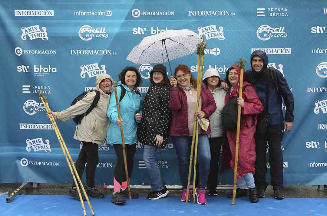 Santa Faz 2022: Numerosos participantes en la romería se fotografían en el photocall de Información