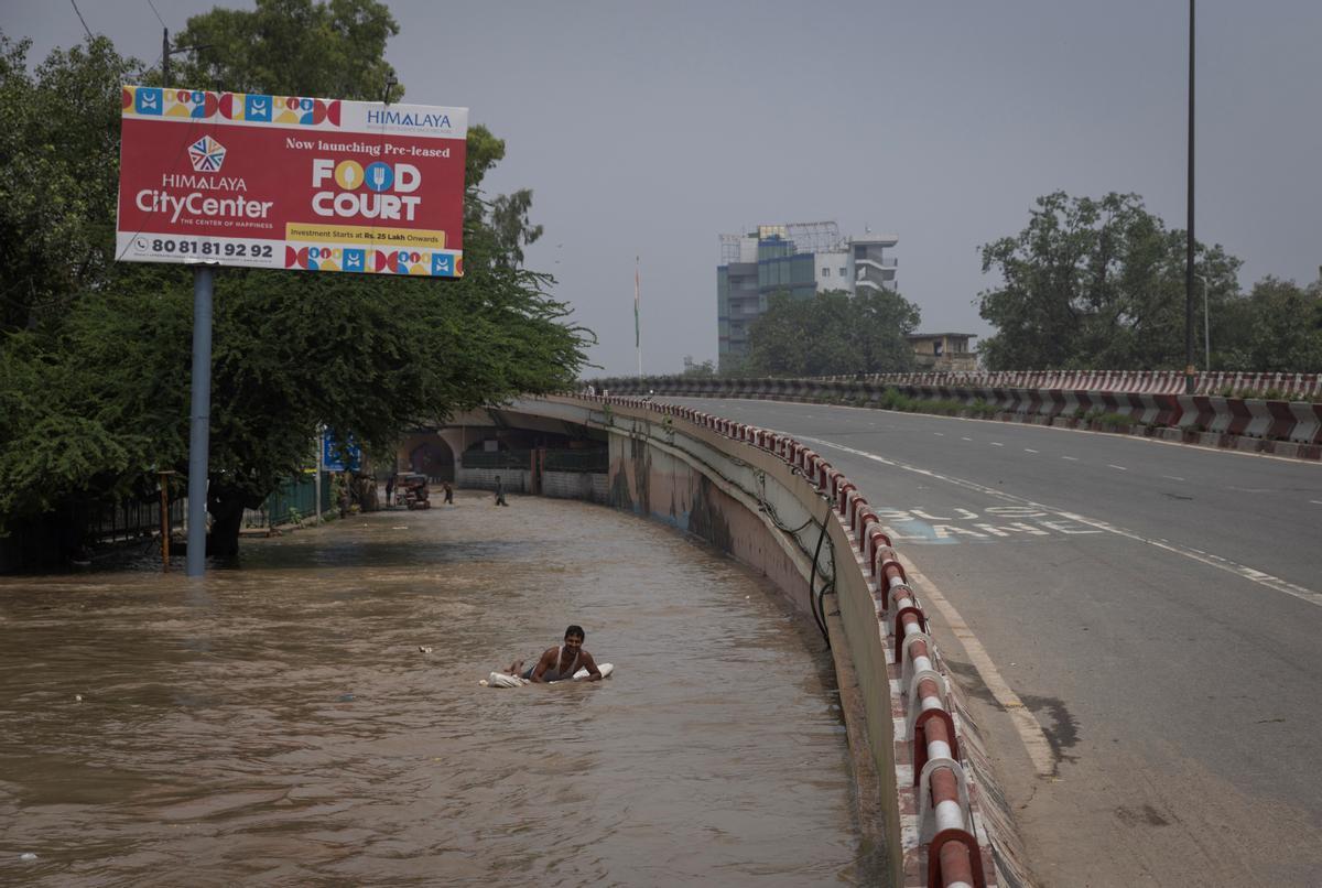 El aumento del nivel del agua del río Yamuna después de las lluvias monzónicas en Nueva Delhi.