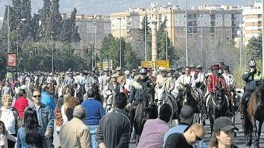 La marcha hípica llena las calles de la ciudad de caballos y enganches