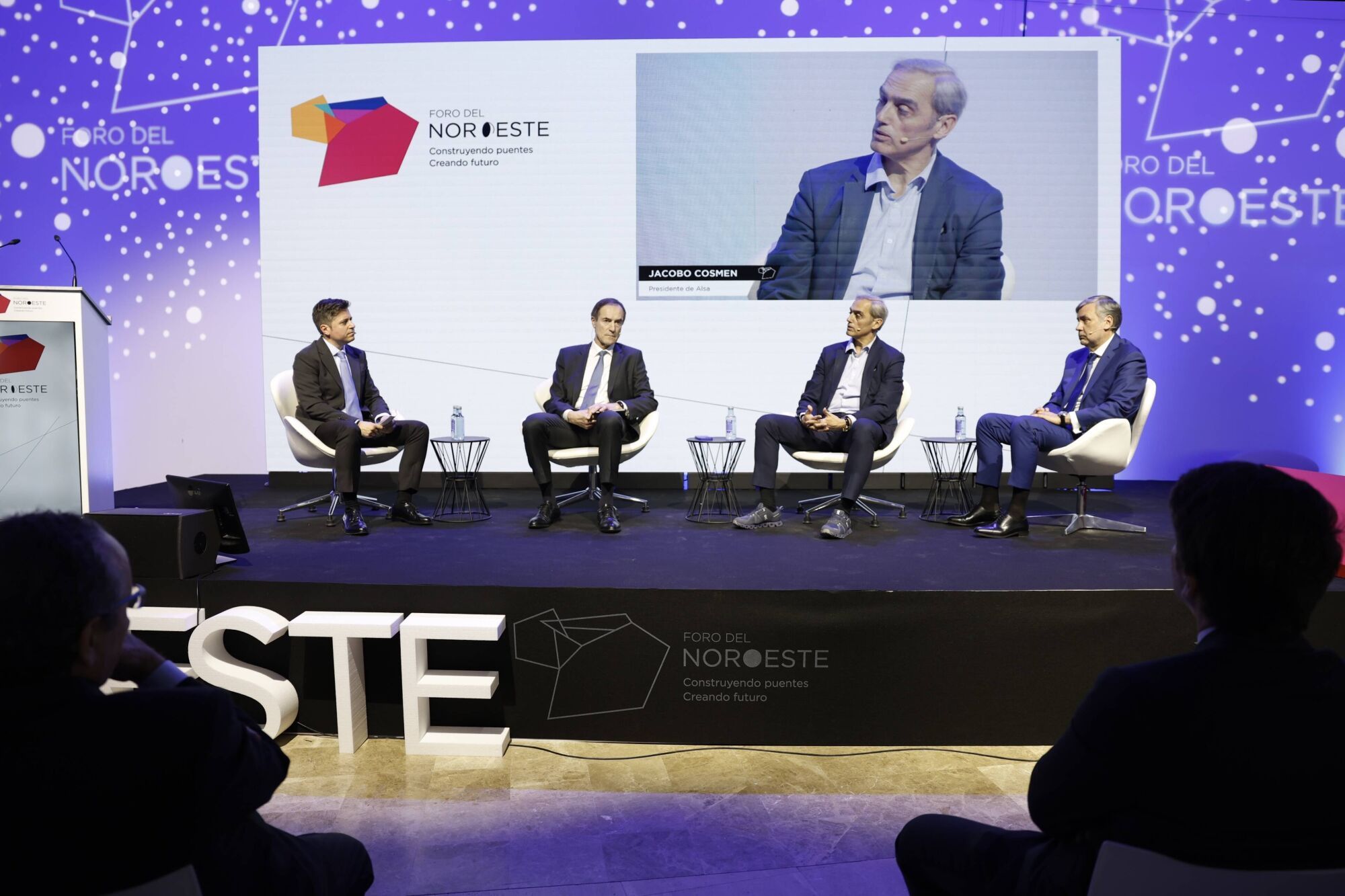 Eloy Méndez, redactor jefe de La Nueva España,  modera la mesa redonda "Innovación y conectividad para competir" con Antonio Agrassar, de Plexus Tech, Jacobo Cosmen, presidente de Alsa, y Manuel Menéndez, de EDP España.