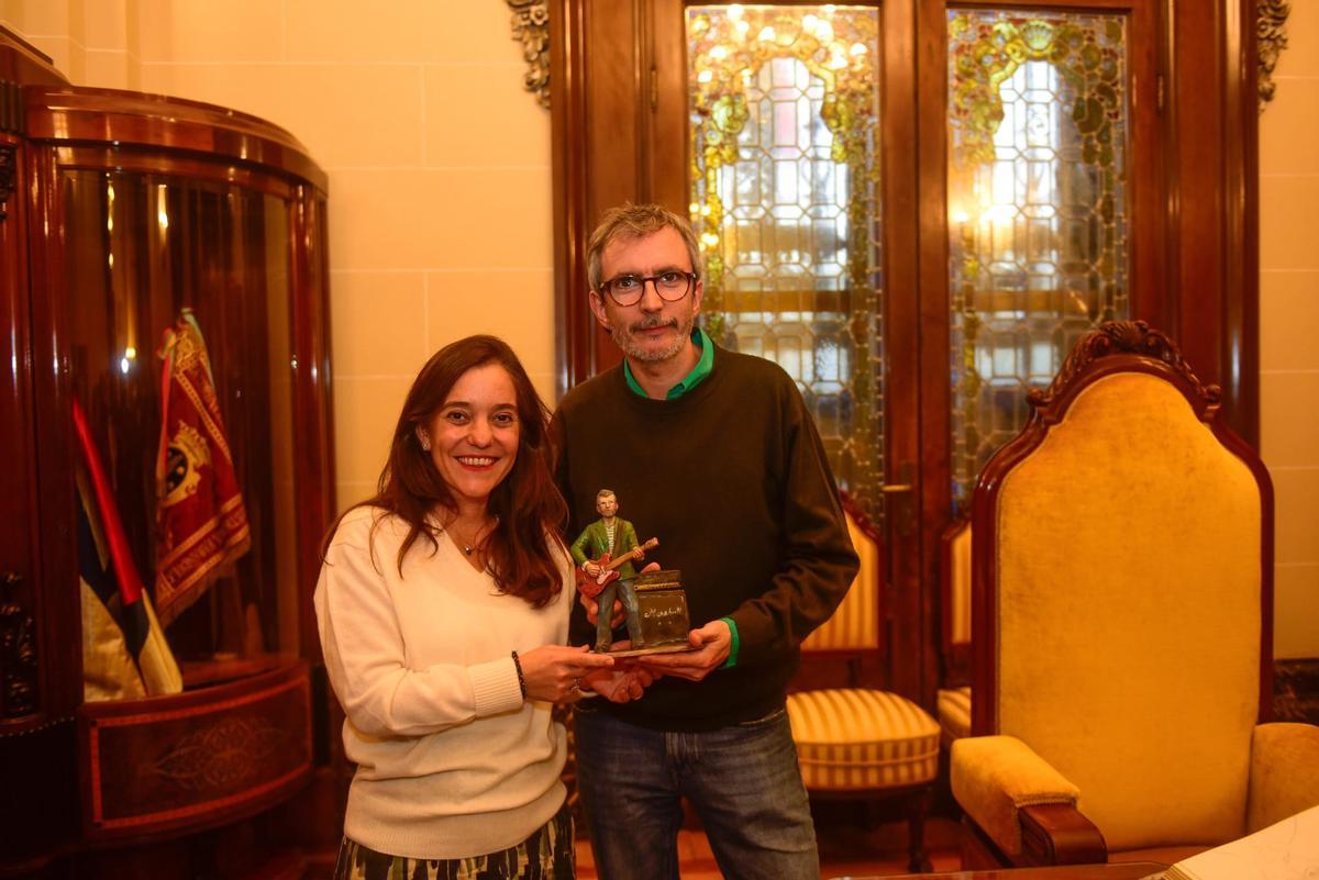 Xoel López al recibir su figura