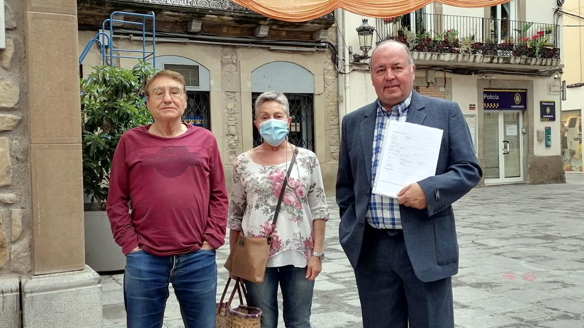 Membres del col·lectiu de veïns &#039;Desperta Sant Vicenç&#039; abans d&#039;entregar les més de 800 signatures recollides a l&#039;Ajuntament