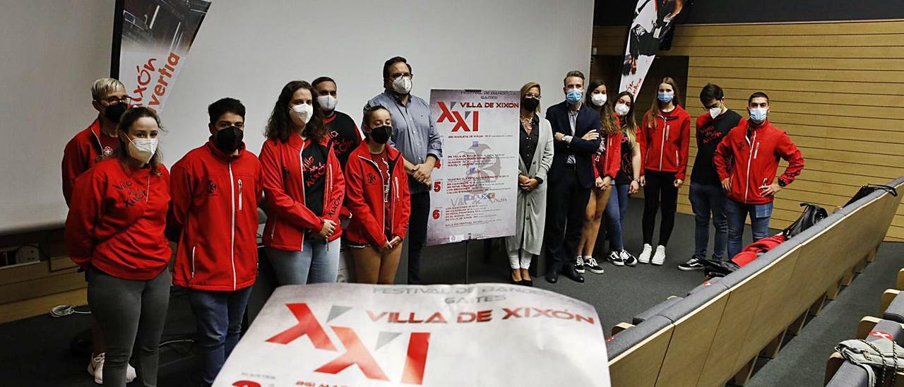 Miembros de la Banda de Gaitas “Villa de Xixón”, con José Luis García, Lara Martínez y Daniel Martínez Junquera (en el centro), en la Escuela de Comercio. | |  Á. GONZÁLEZ