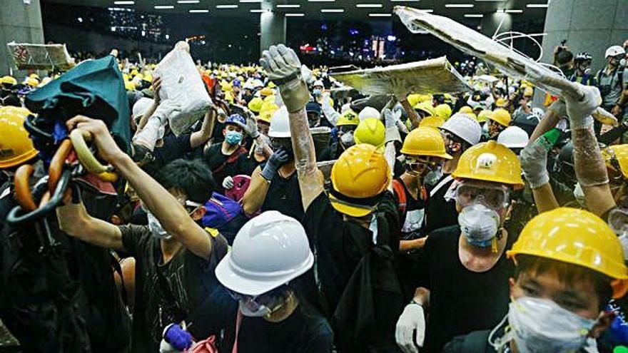 Un moment de les protestes de Hong Kong de dilluns a l&#039;interior del Parlament