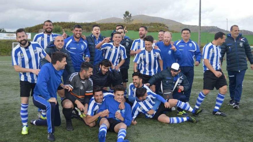 La plantilla del Bahía celebra el domingo en el campo de A Lama el ascenso tras ganar 0-4. // A.E.