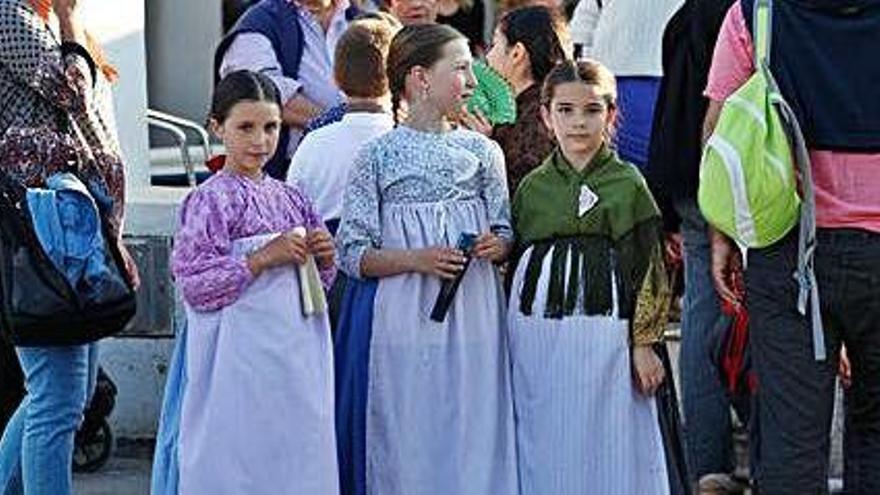 Niñas vestidas con el traje típico para celebrar Sant Isidre.