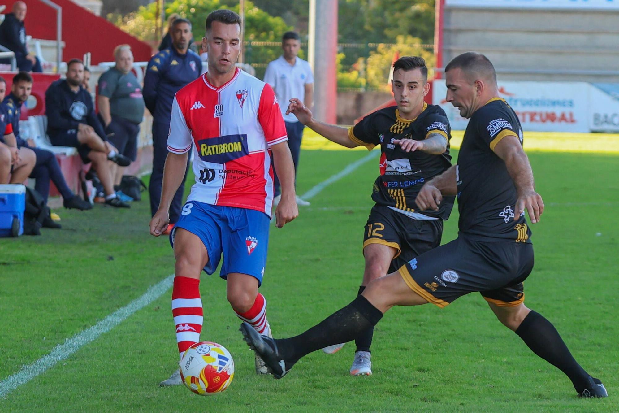 Las imágenes de la contundente victoria del Arosa al Barbadás (3-0)