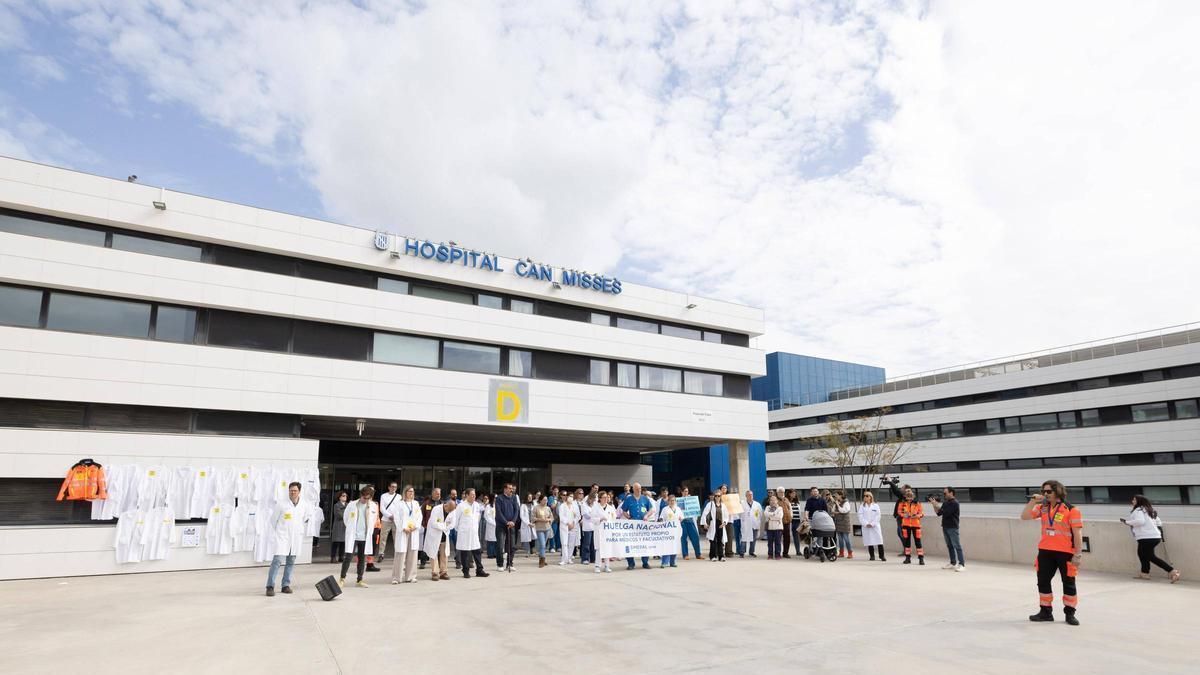 Concentración de médicos delante del Hospital Can Misses en Ibiza.