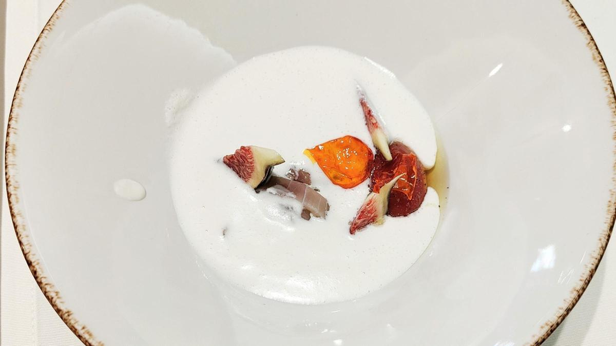El ajoblanco de Cal Ticus elaborado con ingredientes del Penedès.