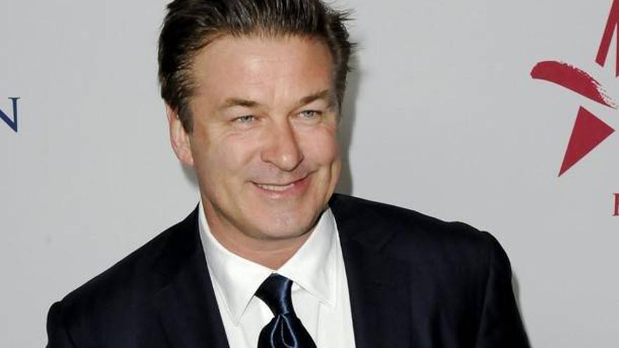 Alec Baldwin, expulsado de un vuelo por jugar con el móvil antes del despegue