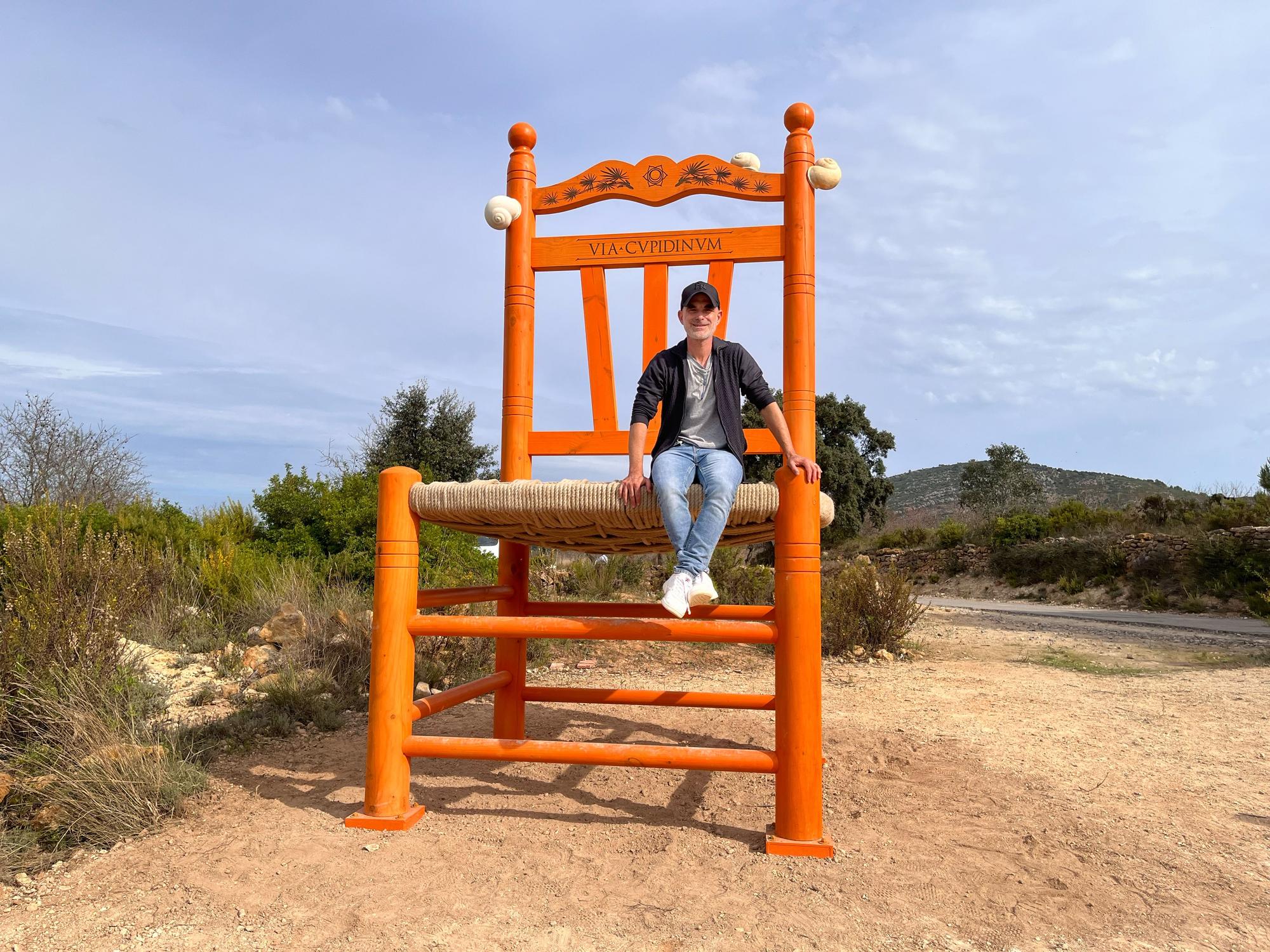 La silla naranja está en Cabanes.