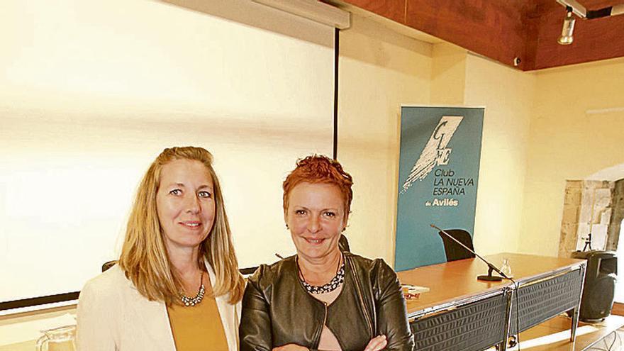 Eva Martos, de la Sociedad Geológica Asturiana, y Susana del Carmen Fernández, en el Club LA NUEVA ESPAÑA de Avilés.