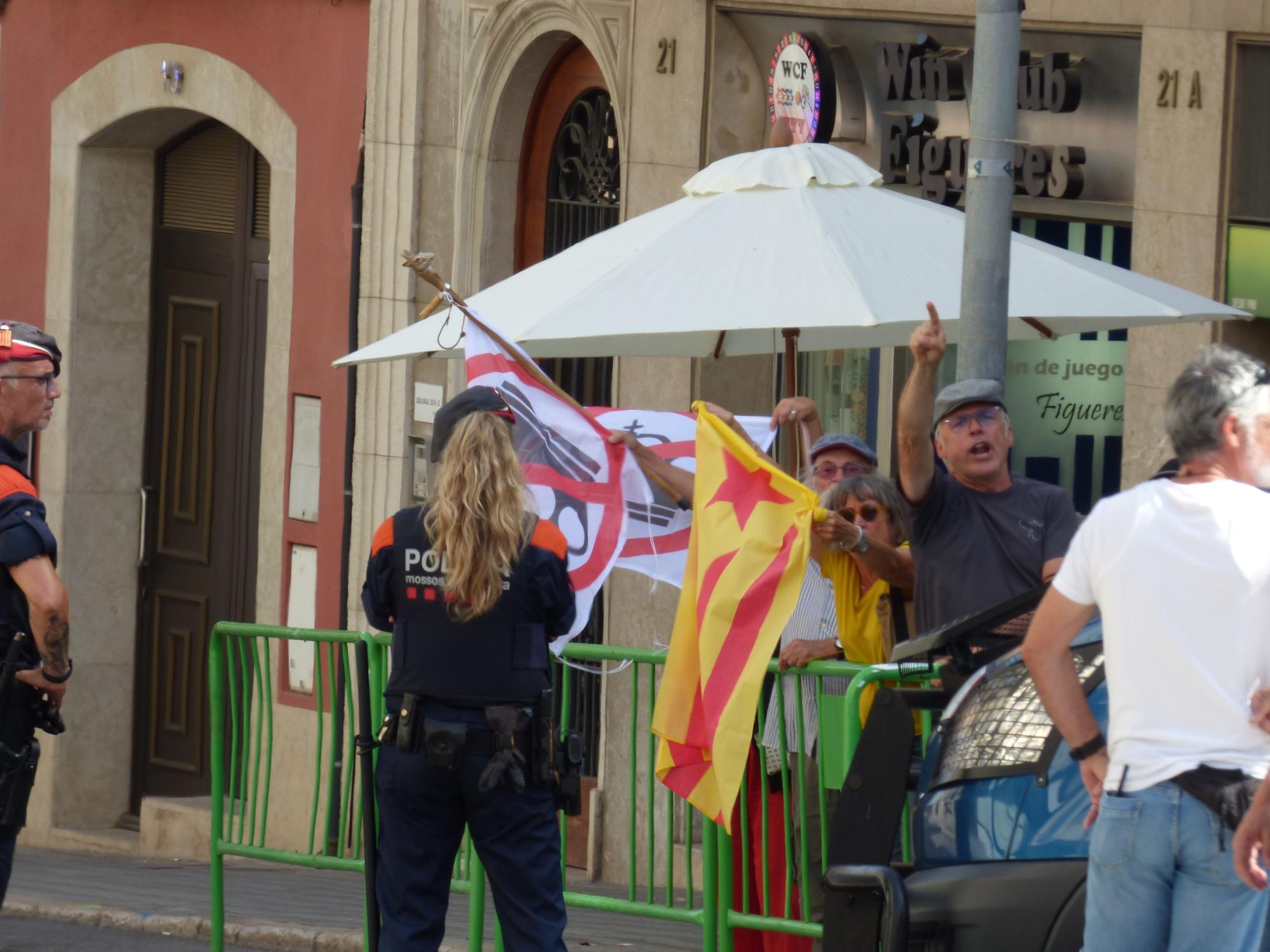 La princesa Elionor i la infanta Sofia rebudes a Figueres amb manifestants favorables i contraris