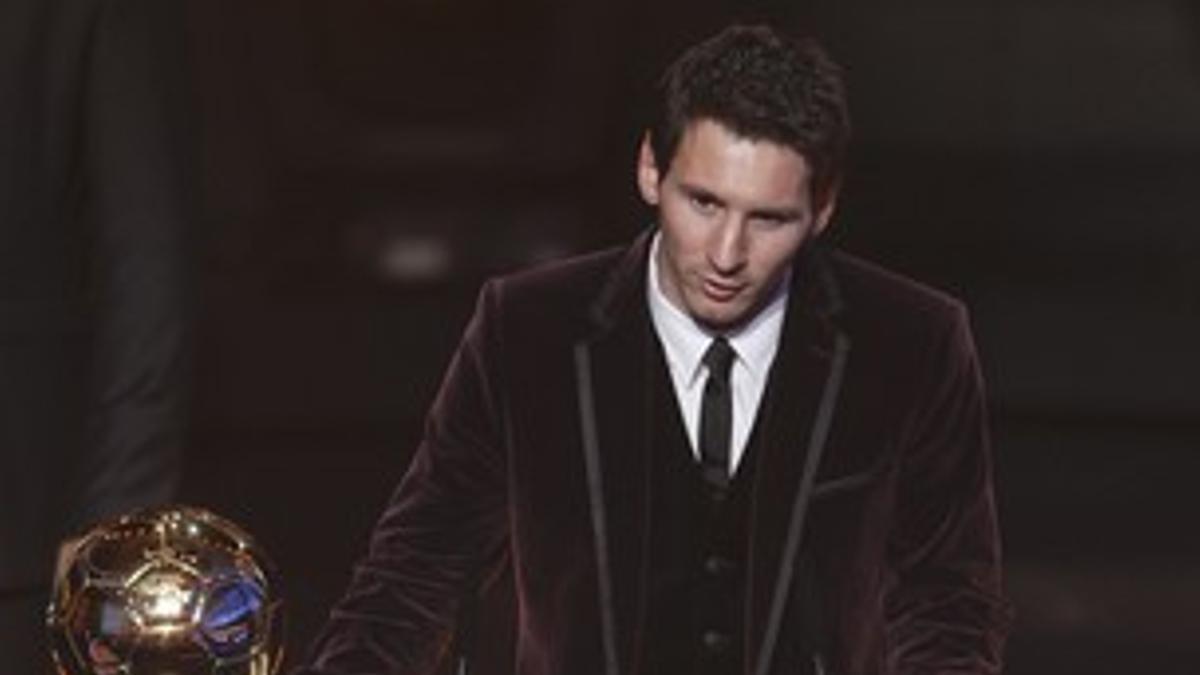 Messi, con el premio al mejor jugador del 2011 de la FIFA.