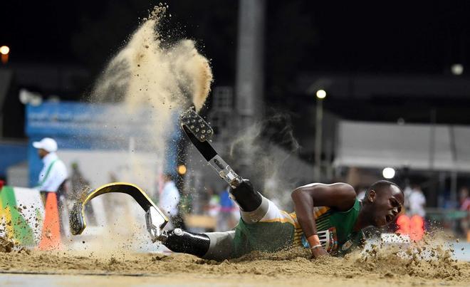 El sudafricano Ntando Mahlangu compite en la final masculina de salto largo T63 durante el Campeonato Mundial de Atletismo Para en Dubai.