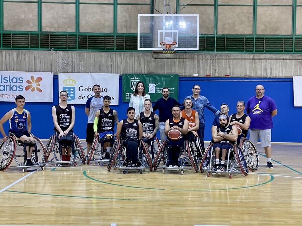 La concejala de Deportes, Carla Campoamor, junto al Econy, equipo de baloncesto en silla de ruedas