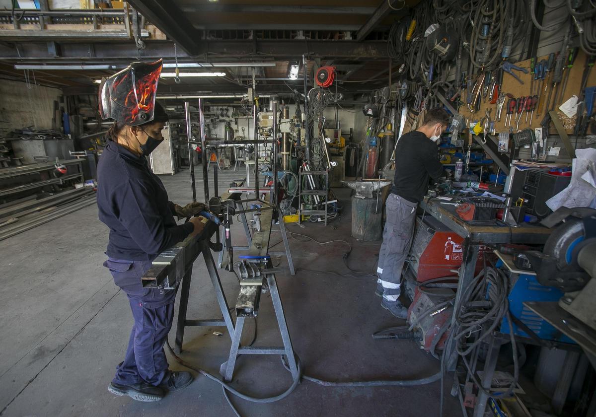 Alumnado de FP de carpintería metálica.