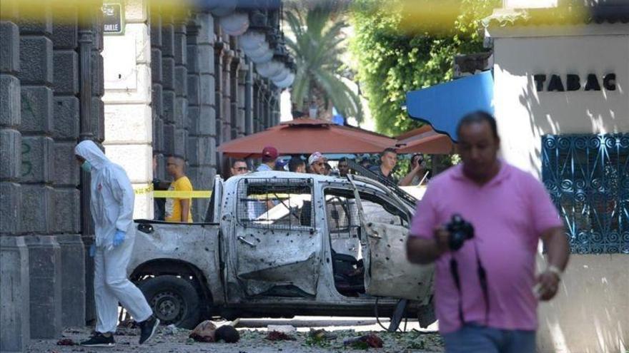 Estado Islámico reivindica el doble ataque suicida en Túnez, que ha dejado como mínimo un policía muerto