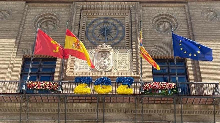 El balcón del Ayuntamiento de Zaragoza, decorado con flores.