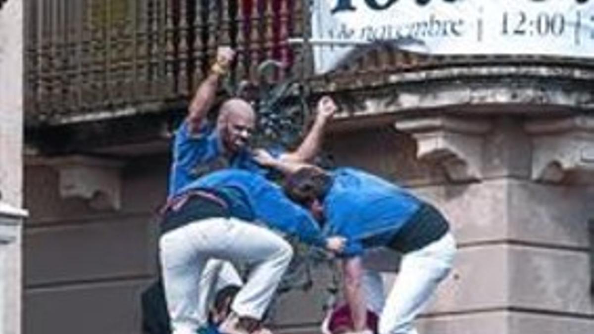 Descarga del 'tres de nou amb folre' de Capgrossos de Mataró en la Diada de Tots Sants de Vilafranca del Penedès, en 2013.