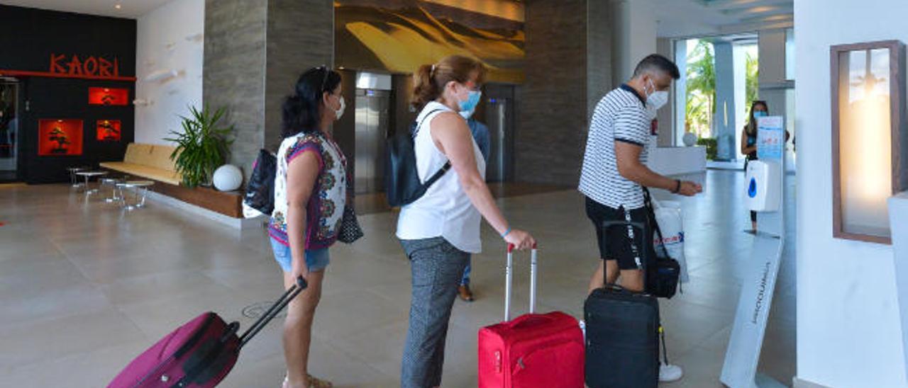 Llegada de turistas a uno de los hoteles del sur de Gran Canaria.
