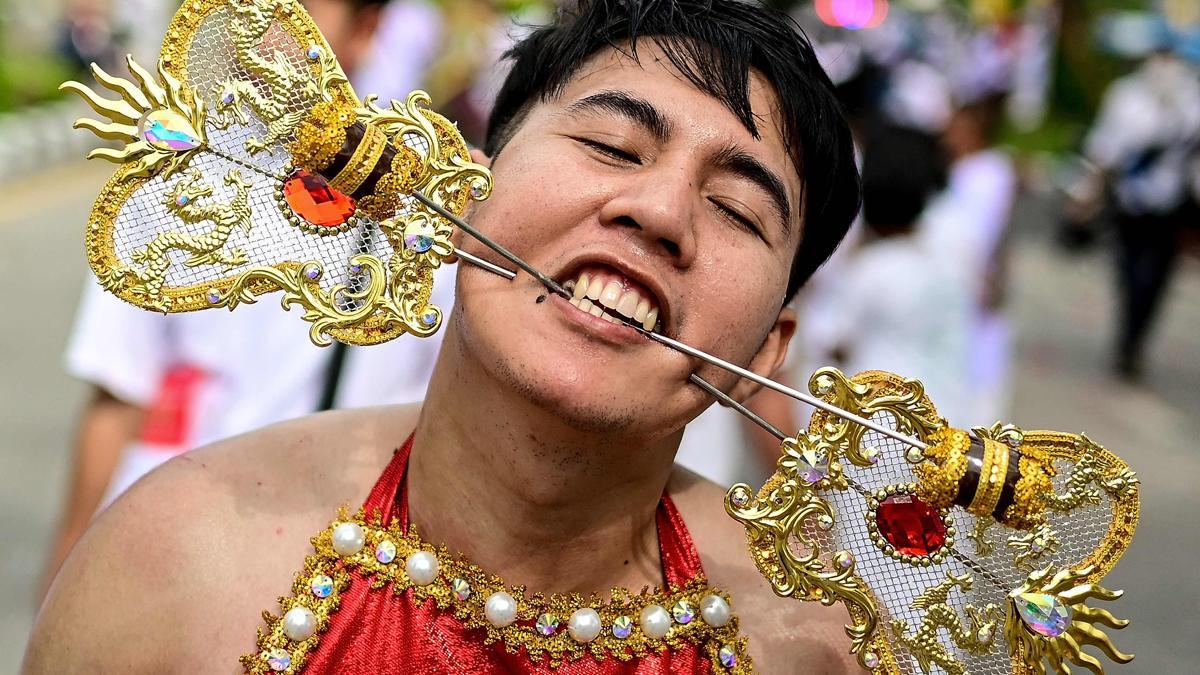 Piercings extremos para limpiar el alma en el Festival Vegetariano de Phuket