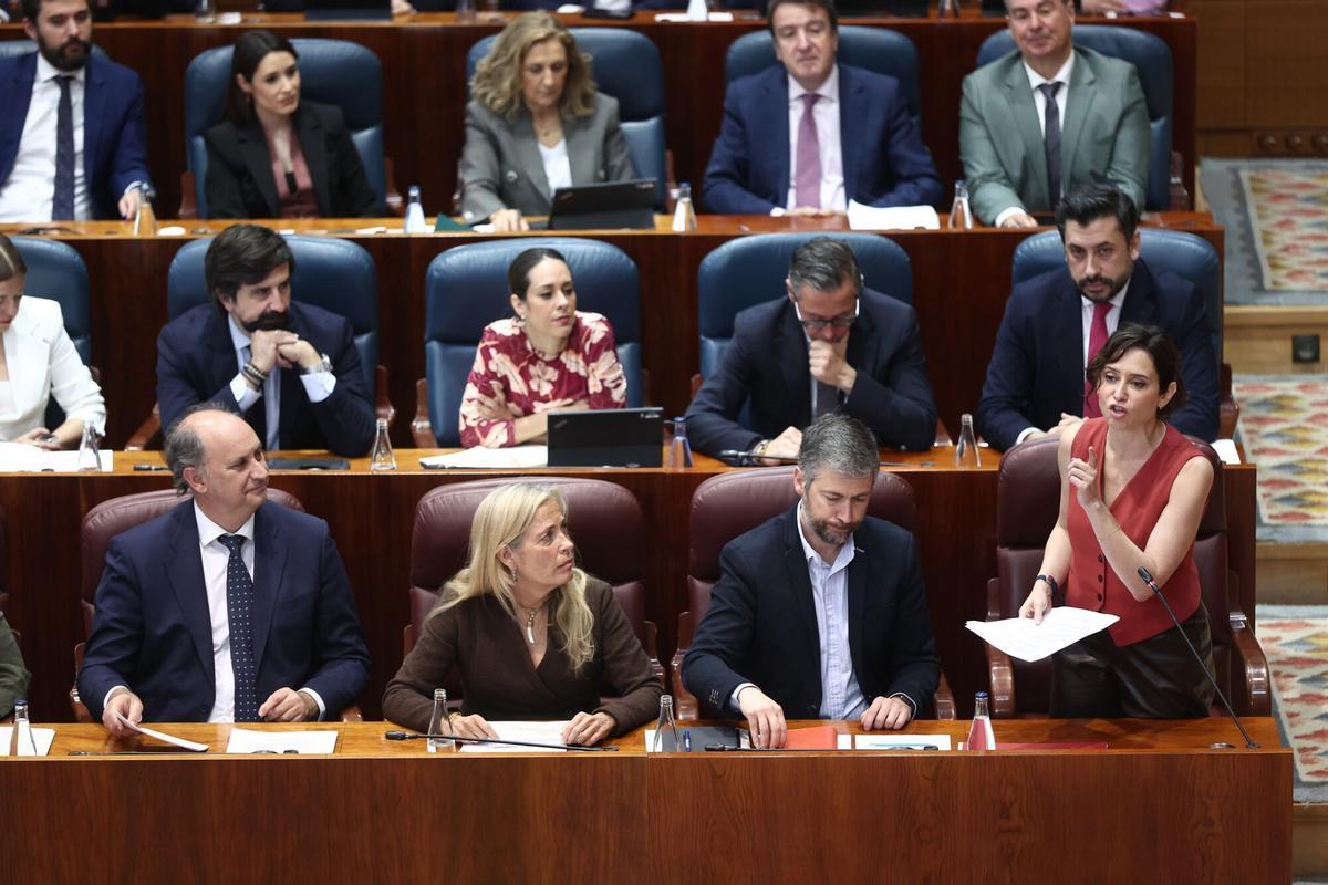 La presidenta de la Comunidad de Madrid, Isabel Díaz Ayuso, durante una sesión plenaria en la Asamblea de Madrid, a 16 de abril de 2026.