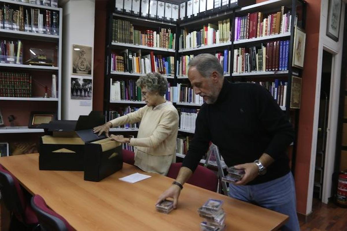 Trini García Herrera y José María de las Peñas en el Archivo de la Agrupación de Cofradías, en una imagen de archivo.