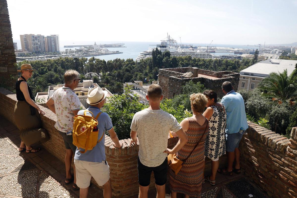 Turistas en la Alcazaba de Málaga