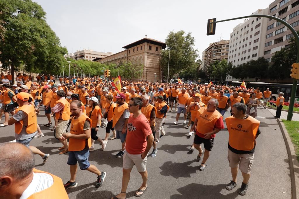 Unas 500 personas se manifiestan en Palma contra las restricciones a la caza y la pesca