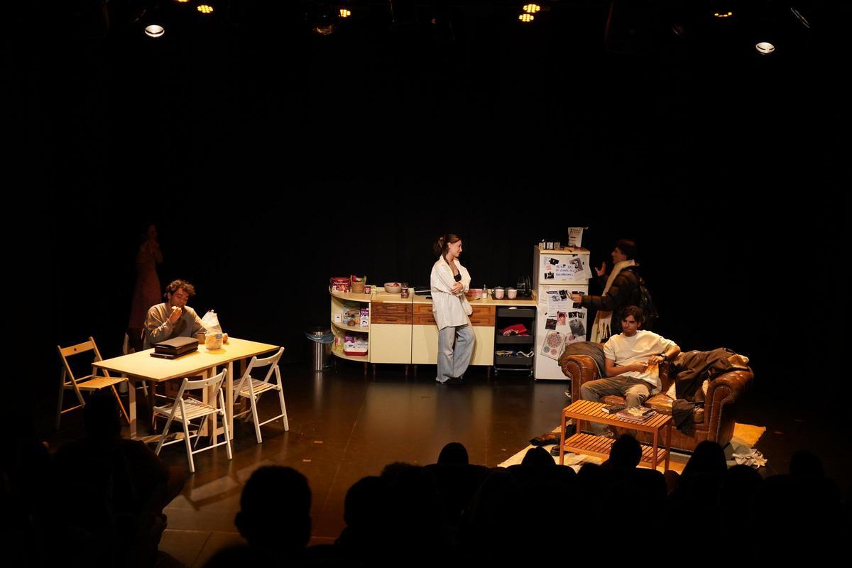 Escena de ‘¿Qué hacemos con Bea?’, en cartel en el Teatro Lara de Madrid hasta el 29 de abril.